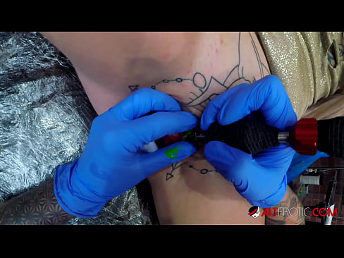 ❤️ Estremamente tatuato hottie Sully Savage ottenuto un tatuaggio sul suo clitoride Video di sessoal it.taxiporec.top ❌